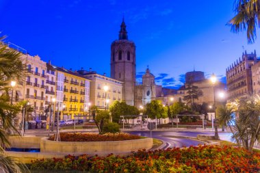 İspanya, Plaza de la Reina 'dan Valencia' daki Katedral 'in gece manzarası