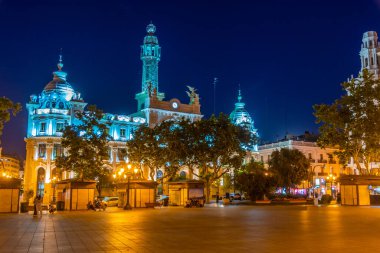 İspanya, Valencia 'nın merkezindeki postanenin gece manzarası