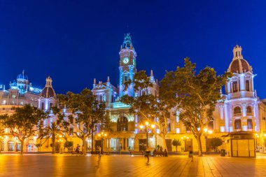 İspanya 'nın Valensiya kentindeki belediye binasının gece manzarası