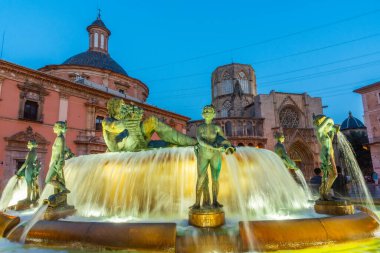 Valencia, İspanya 'daki Plaza de la Virgen' in gece manzarası