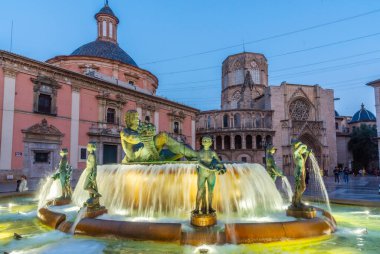 Valencia, İspanya 'daki Plaza de la Virgen' in gece manzarası