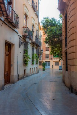 İspanya, Valencia 'nın merkezinde dar bir caddenin gün batımı manzarası