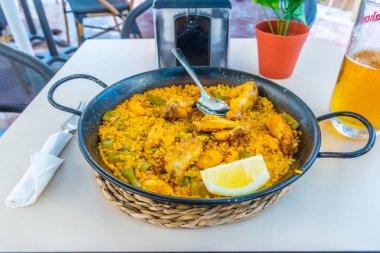 Paella Valenciana, İspanya 'nın geleneksel Valencia yemeği.