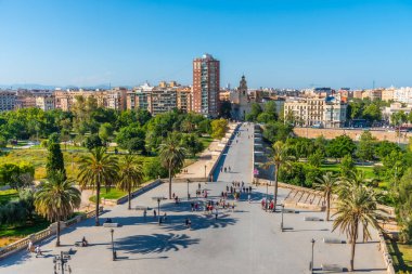 Valencia, İspanya 'daki Puente de Serranos Köprüsü' nün havadan görünüşü