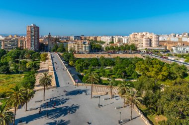 Valencia, İspanya 'daki Puente de Serranos Köprüsü' nün havadan görünüşü