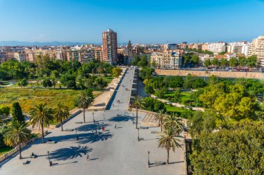 Valencia, İspanya 'daki Puente de Serranos Köprüsü' nün havadan görünüşü