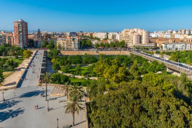 Valencia, İspanya 'daki Puente de Serranos Köprüsü' nün havadan görünüşü
