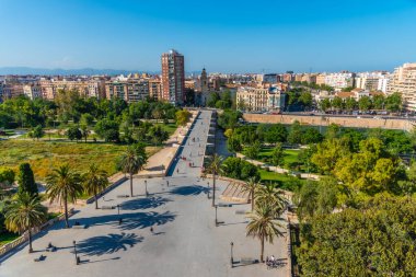 Valencia, İspanya 'daki Puente de Serranos Köprüsü' nün havadan görünüşü