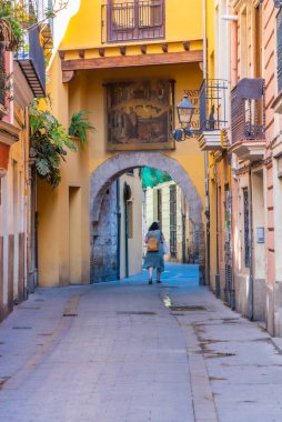 İspanya, Valencia 'nın merkezinde dar bir cadde manzarası