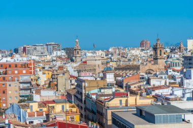 Lonja de la seda ve merkezi pazar Valencia, İspanya 'da Torre de Quart' tan izleniyor.
