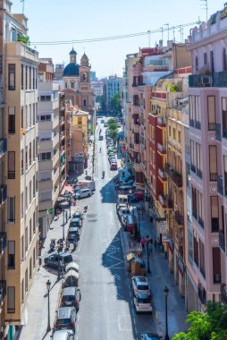 İspanya, Valencia 'da Torres de Quart' ı geçen bir bulvarın hava manzarası.