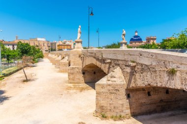 İspanya, Puente de la Trinidad 'ın arkasında Valencia' daki kutsal üçlü kraliyet manastırı.