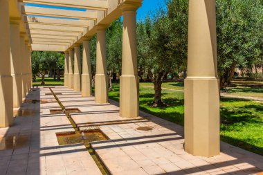 Valencia, İspanya 'daki Jardins del Turia Bahçelerinde atari salonu