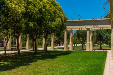 Valencia, İspanya 'daki Jardins del Turia Bahçelerinde atari salonu