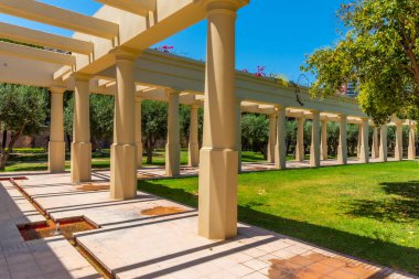 Valencia, İspanya 'daki Jardins del Turia Bahçelerinde atari salonu