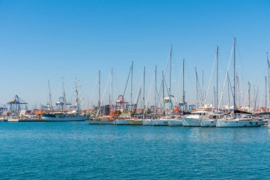 Valencia, İspanya limanında demirleyen tekneler.