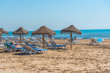 Valencia, İspanya 'da bir plajda güneşlik ve şemsiyeler