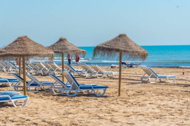 Valencia, İspanya 'da bir plajda güneşlik ve şemsiyeler