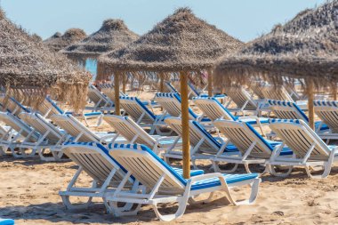 Valencia, İspanya 'da bir plajda güneşlik ve şemsiyeler