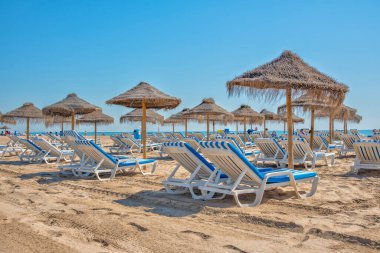 Valencia, İspanya 'da bir plajda güneşlik ve şemsiyeler