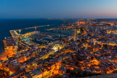 İspanyol şehri ve Alicante limanı gece görüşü