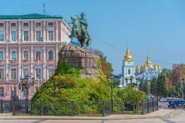 Ukrayna, Kyiv 'deki Bohdan Khmelnytsky anıtı ve Aziz Michael manastırı