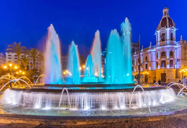 Vista Noturna Prefeitura Atrás Uma Fonte Cidade Espanhola Valência — Fotografia de Stock