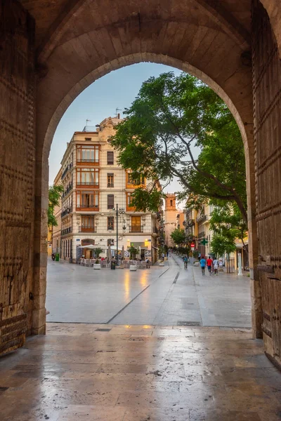 Carrer Dels Serrans Oglądany Przez Bramę Torres Serranos Walencji Hiszpania — Zdjęcie stockowe