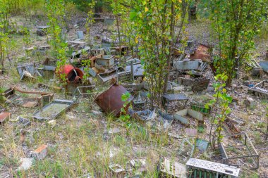Ukrayna 'daki Radar Duga istasyonunun önündeki bozuk elektronik aletler.