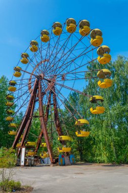 Ukrayna 'daki Pripyat lunaparkında dönme dolap.