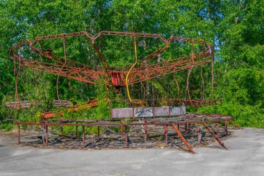 Ukrayna 'daki Pripyat eğlence parkında kırık bir atlıkarınca.
