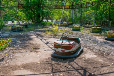 Ukrayna 'daki Pripyat lunaparkında çarpışan eski arabalar.