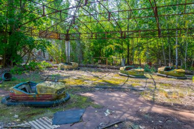 Ukrayna 'daki Pripyat lunaparkında çarpışan eski arabalar.
