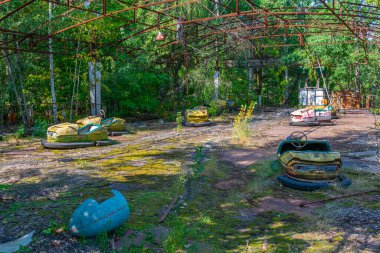 Ukrayna 'daki Pripyat lunaparkında çarpışan eski arabalar.