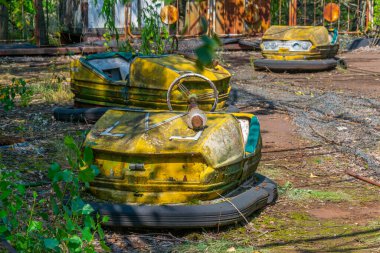 Ukrayna 'daki Pripyat lunaparkında çarpışan eski arabalar.