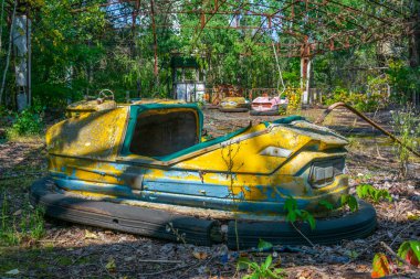 Ukrayna 'daki Pripyat lunaparkında çarpışan eski arabalar.