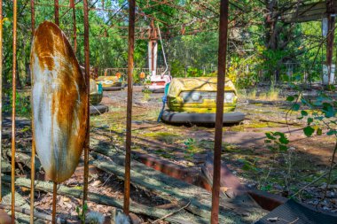 Ukrayna 'daki Pripyat lunaparkında çarpışan eski arabalar.