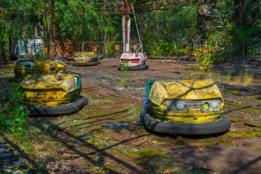 Ukrayna 'daki Pripyat lunaparkında çarpışan eski arabalar.