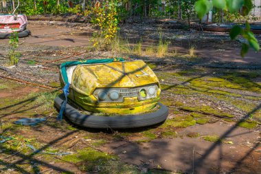 Ukrayna 'daki Pripyat lunaparkında çarpışan eski arabalar.