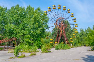 Ukrayna 'daki Pripyat lunaparkında dönme dolap.