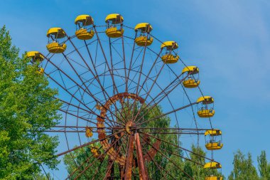Ukrayna 'daki Pripyat lunaparkında dönme dolap.