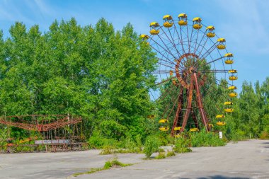 Ukrayna 'daki Pripyat lunaparkında dönme dolap.