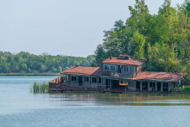 Ukrayna 'da Pripyat nehrine batmış bir ev.
