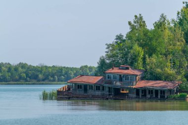 Ukrayna 'da Pripyat nehrine batmış bir ev.