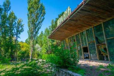 Ukrayna 'nın Pripyat kentindeki nehir kenarındaki kafe yıkıntısı (levhada sirilik alfabede Pripyat yazıyor))