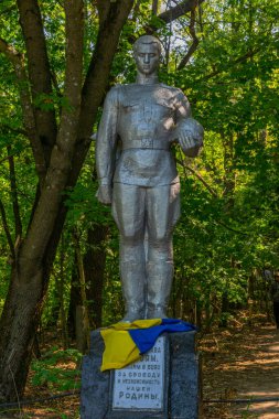 Ukrayna 'da Çernobil sınırlama bölgesinde terk edilmiş bir anaokulunun önündeki heykel.