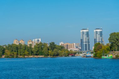 Ukrayna 'daki Dinyeper nehrinin arkasında Kyiv şehri görülüyor