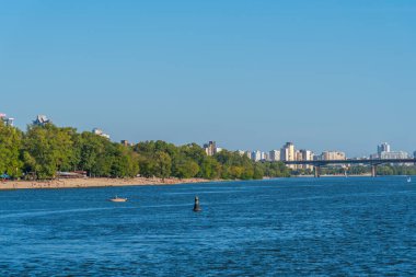 Ukrayna 'daki Dinyeper nehrinin arkasında Kyiv şehri görülüyor