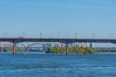 Kiev, Ukrayna 'daki Dinyeper nehri üzerindeki metro köprüsü