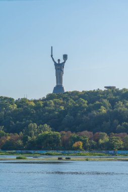 Anavatan Anıtı Ukrayna 'nın Kiev kentindeki Dinyeper Nehri' nden izlendi